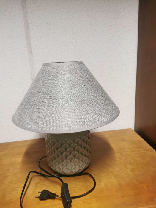 Candeeiro de mesa em tons de cinza em ótimo estado de conservação e funcionamento.