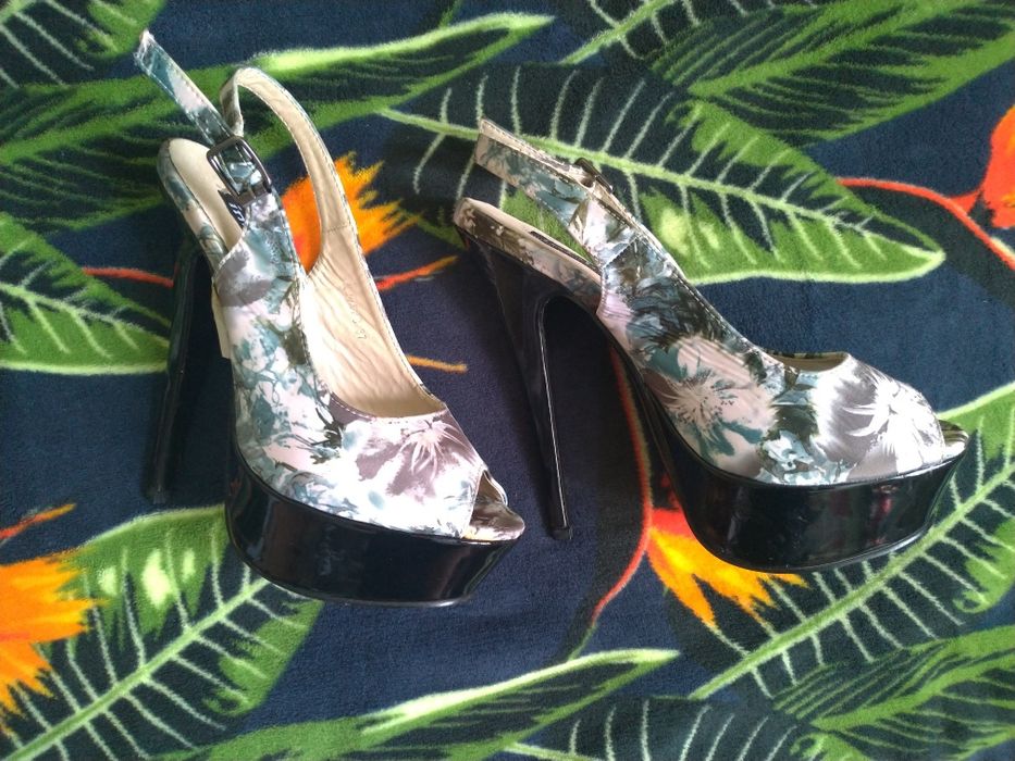 Buty, czółenka w kwiaty