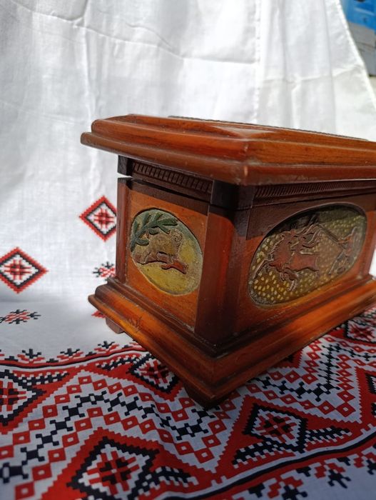Дерев'яна вінтажна різьблена скринька, шкатулка