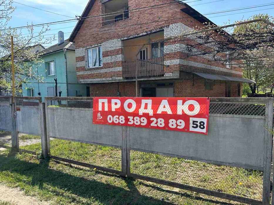 Продається 3 поверховий будинок в смт. Тересва