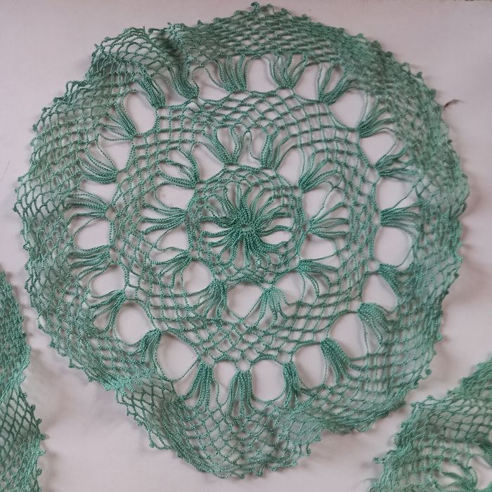 Três antigos naperons em crochet