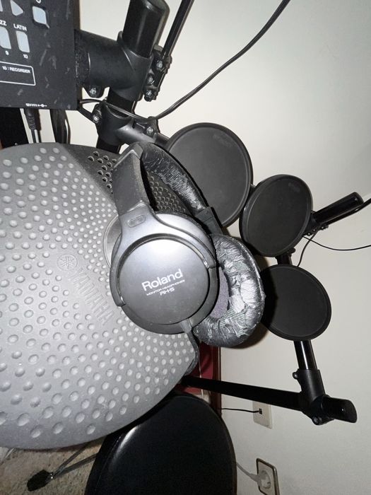 Bateria eletrónica Yamaha DTX402K + banco + auscultadores roland + baquetas