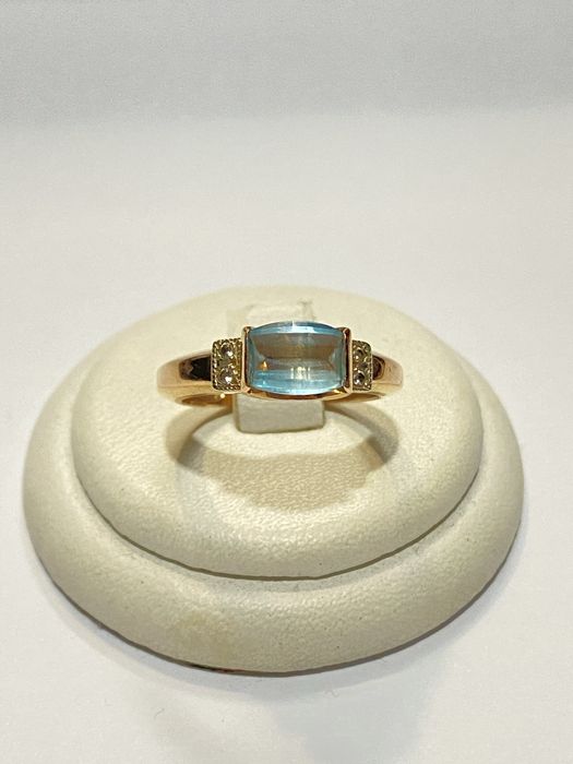 Золоті прикраси з напів дорогоцінним камінням