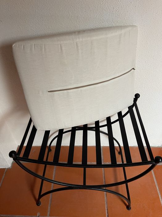 Banco em ferro com almofada