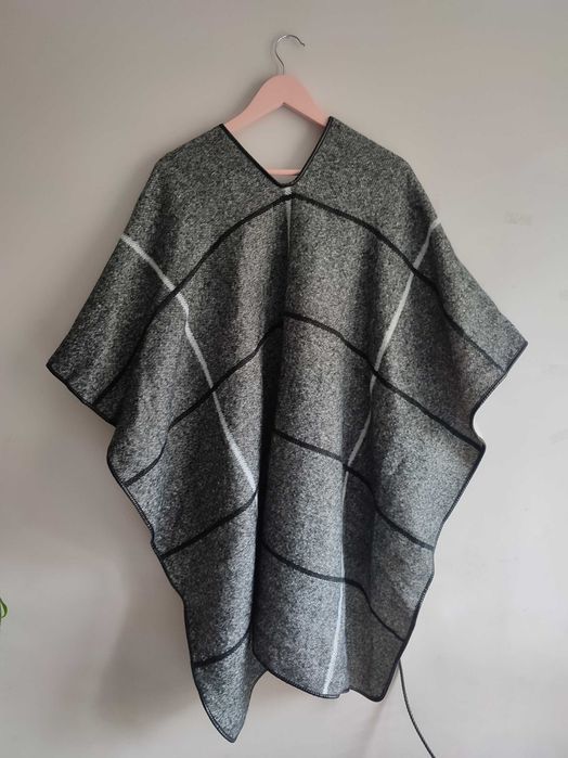 Szara narzutka poncho w kratę z paskiem