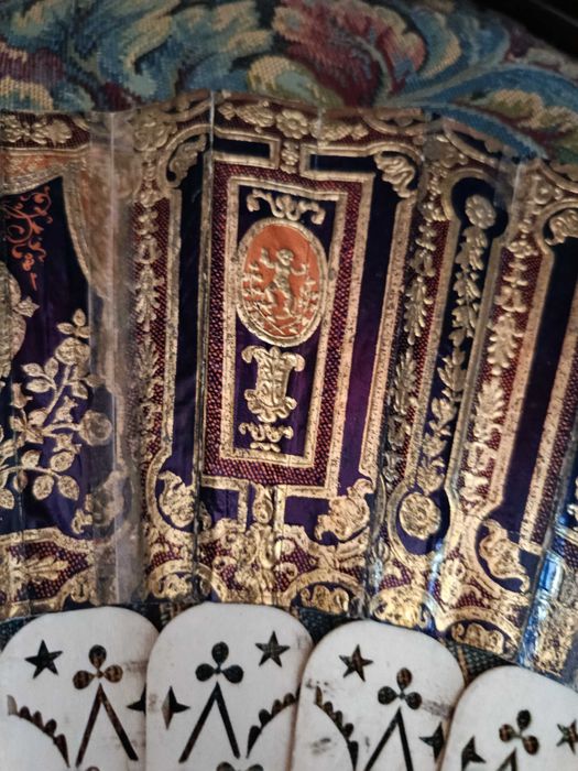 Leque Nobre pintado à mão Ouro e folha de prata séc XIX 27 cm