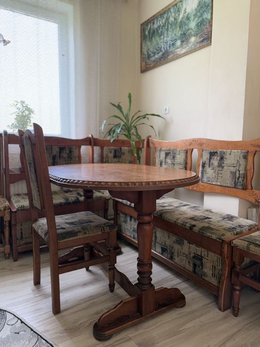 Кухонний куточок, деревʼяний дубовий стіл. Стільці, кутовий дубовий