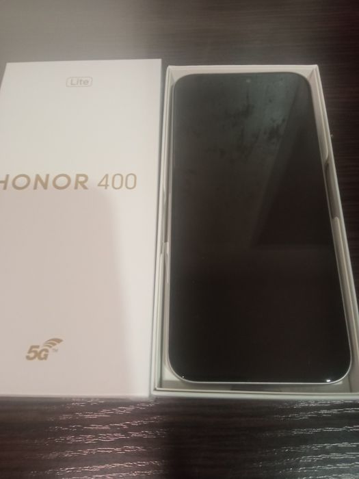 Nowy nie włączony Honor 400