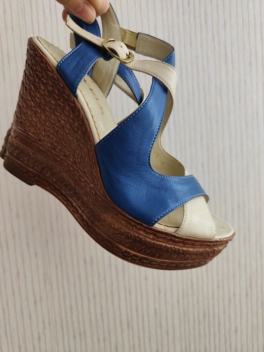 Шкіряні босоніжки на танкетці