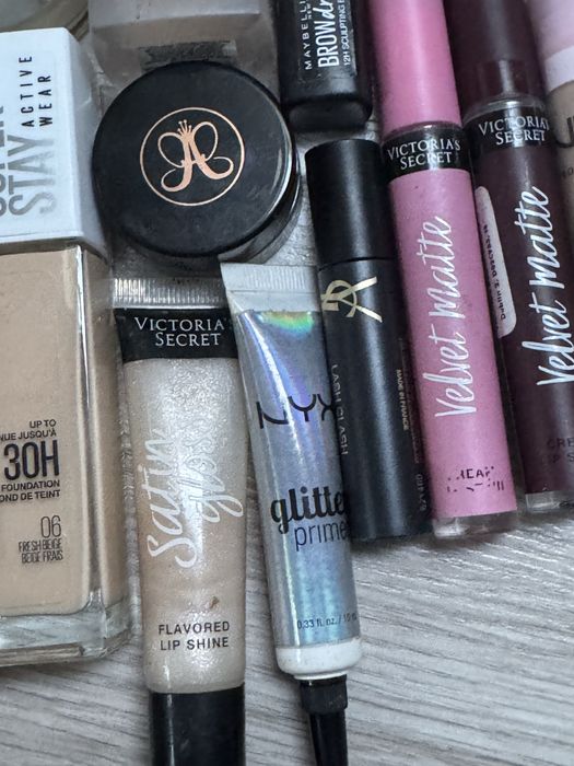 zestaw kosmetyków do makijażu