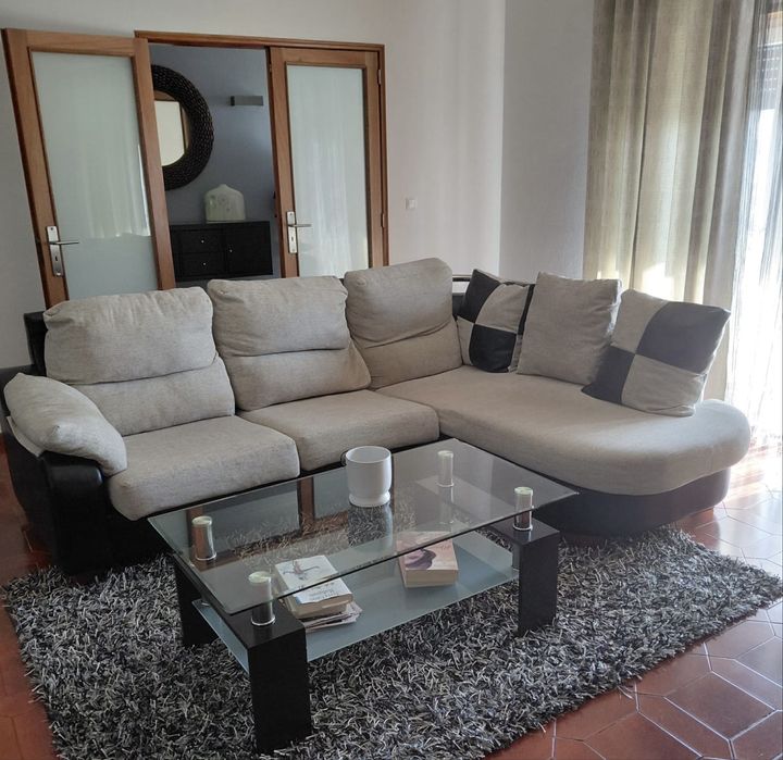 SOFÁ com chaise longue e MESA DE CENTRO