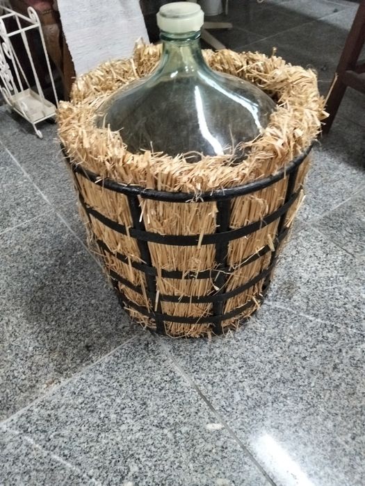 Garrafões de 60 litros empalhados 120_candeeiro de ferro antigo 80€