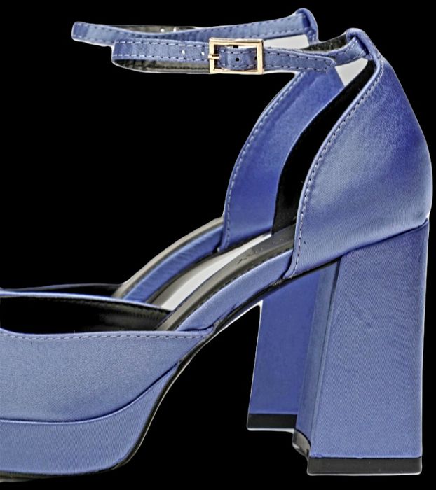 Piękne fioletowe obcasy