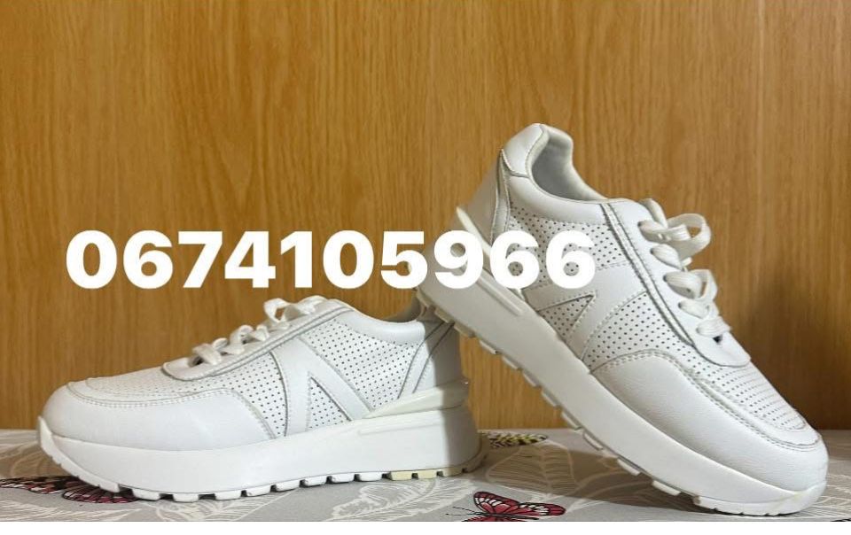 Кросівки жіночі