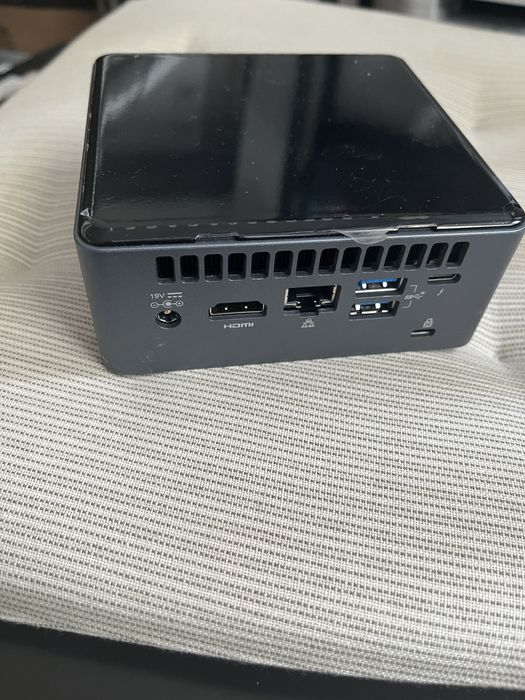 Komputer Intel NUC z Windows 11