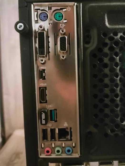 Tanio sprzedam  Komputer stacjonarny + monitor + klawiatura + mikrofon