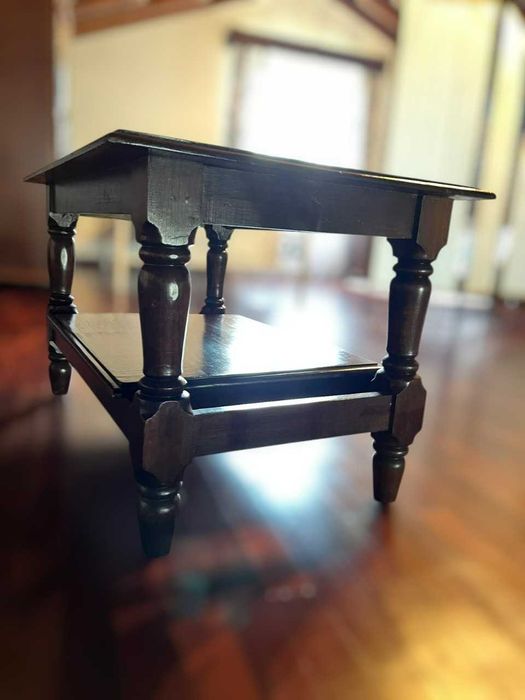 Mesa de centro madeira escura.