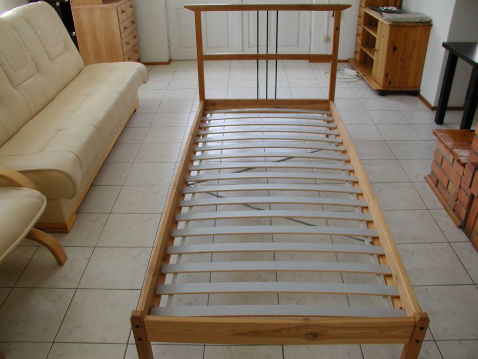 Łóżko z materacem 200cm x 90cm