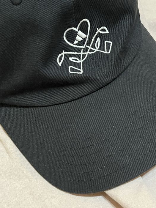 Czapka z daszkiem damska czarna Adidas Gold Coat Of Arms