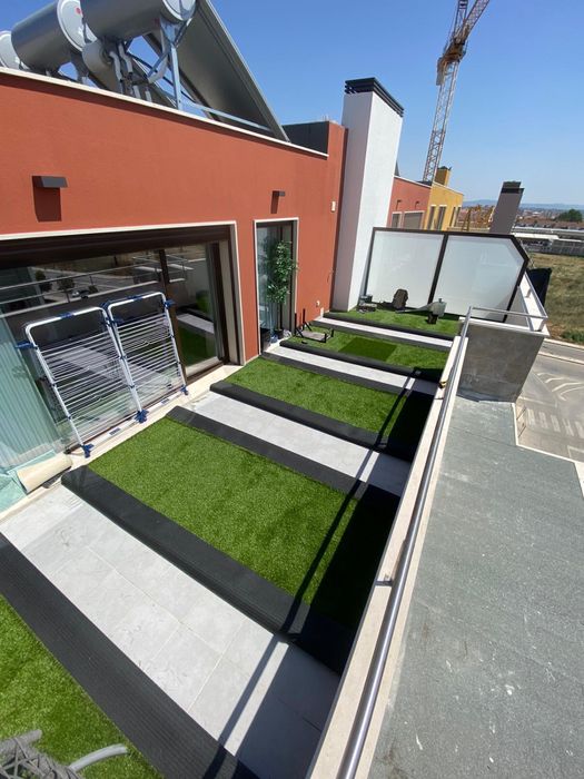 Instalação de relva sintética, manutenção de jardins e poda de árvores