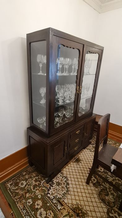 Sala antiga com 2 aparadores mesa e cristaleira