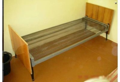 Полуторная кровать на сетке