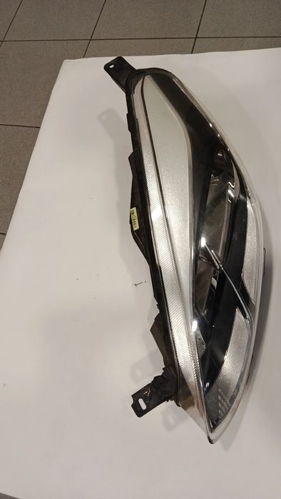 Ótica / farol esquerda FORD Fiesta VII (HJ, HF)