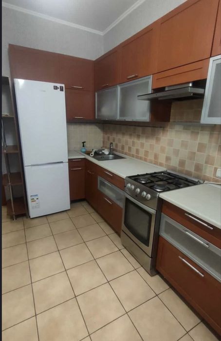 Сдам хорошую 2 к кв, с ремонтом возле метро Масельского