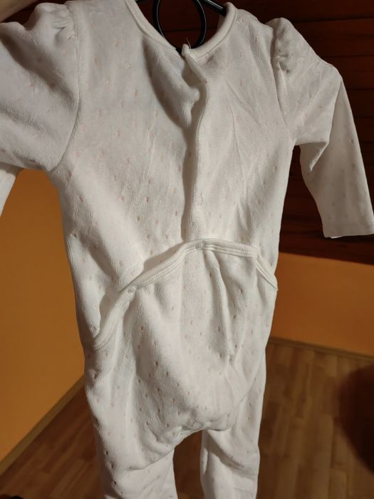 body z odpinanym tyłem na pampersa