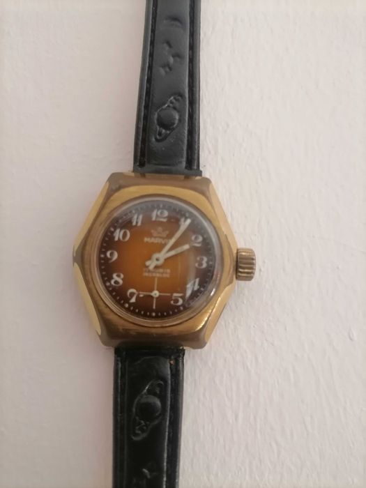 Relógio  mecânico de Sra. Marvim Suíço  a funcionar