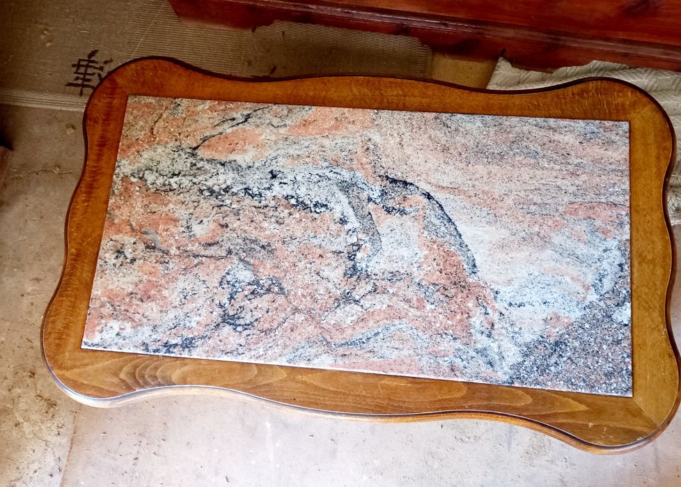 Mesa de centro com tampo de mármore