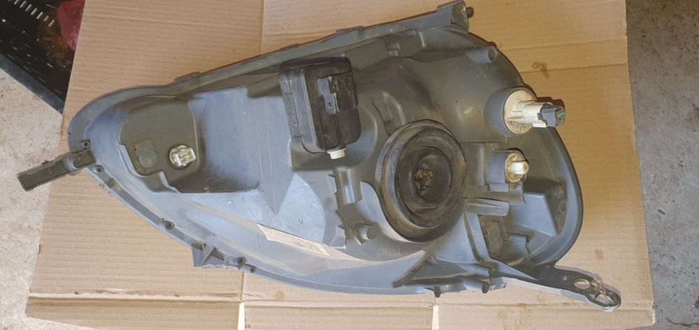 Toyota Yaris 03.-06передні фари