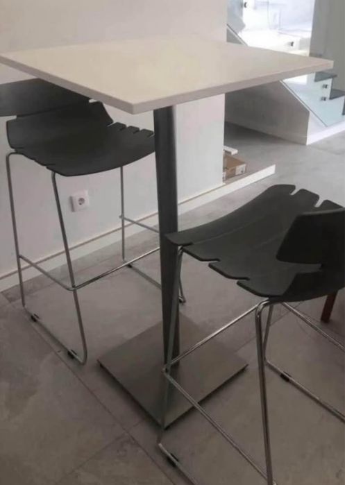 Mesa e cadeiras