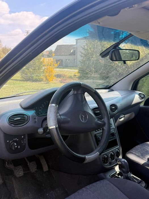 Samochód z uszkodzonym silnikiem