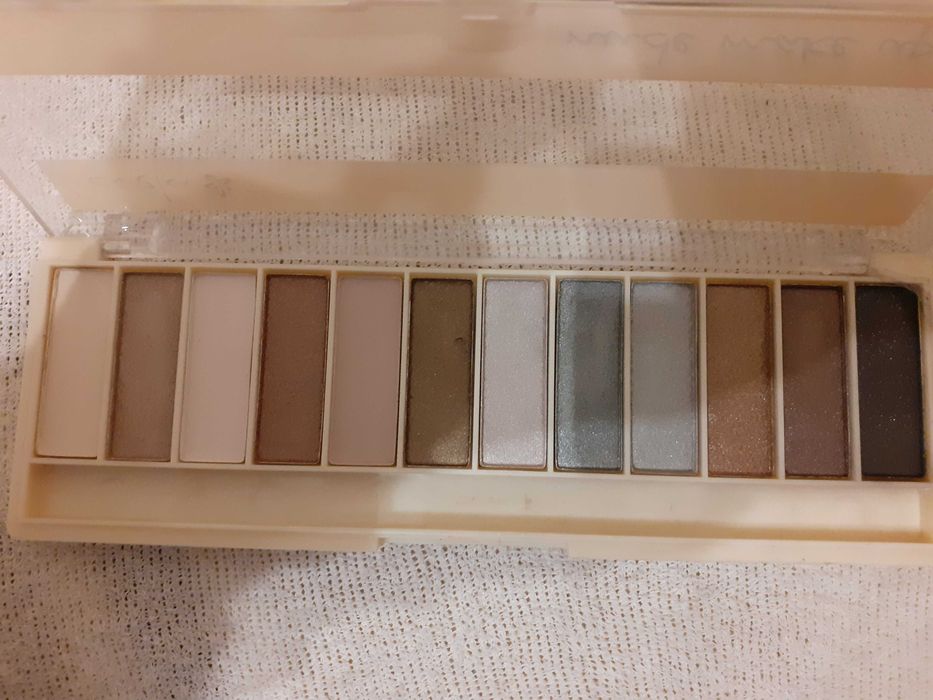 Lovely Nude Make Up Kit