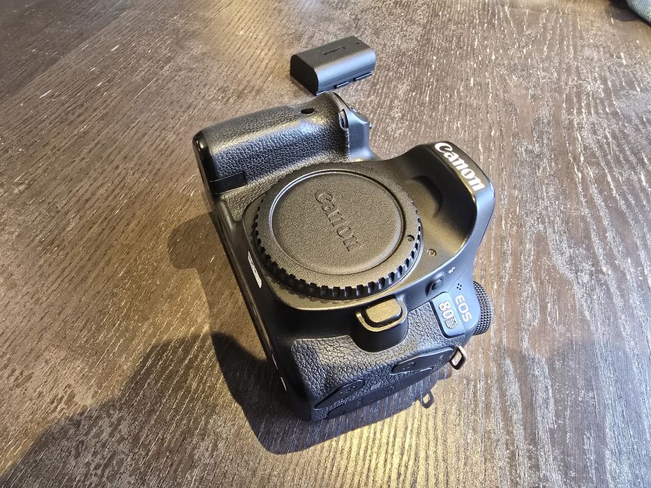 Canon 80D EOS DSLR c/ 2 baterias, carregador e alsa