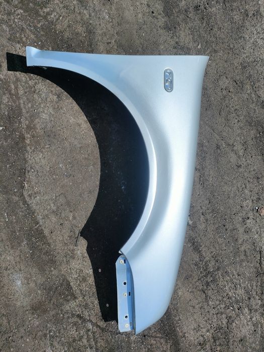 Volkswagen Golf 4 IV błotnik prawy przód srebrny