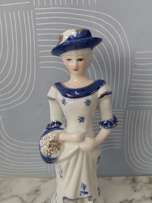 Figurka porcelanowa dama z koszem