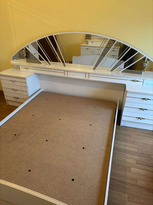 Cama com mesas de cabeceira e iluminações embutidas