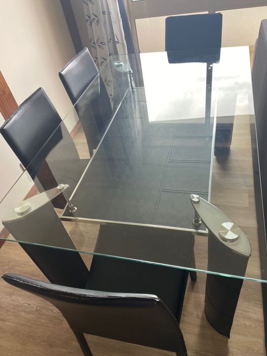 Mesa de sala com 4 cadeiras