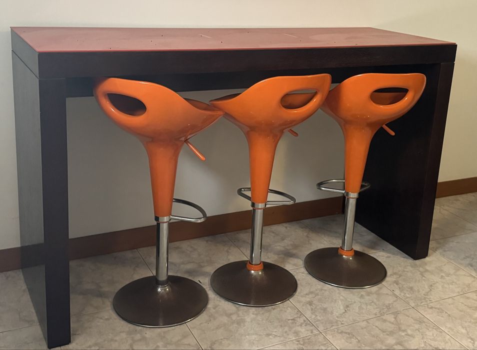 Balcão Madeira com Bancos de pé alto