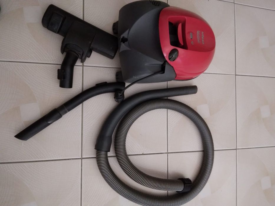 Aspirador UFESA vermelho