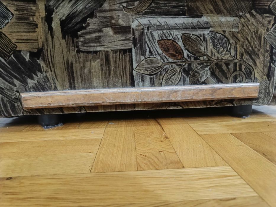 2 коричневих крісла