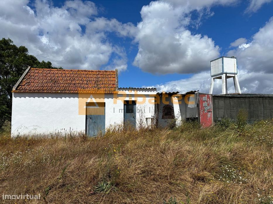 Terreno com arrecadação na Fajarda