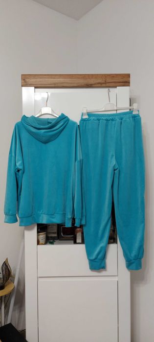 Dres z weluru w kolorze lazurowym, bluza zapinana z kapturem.