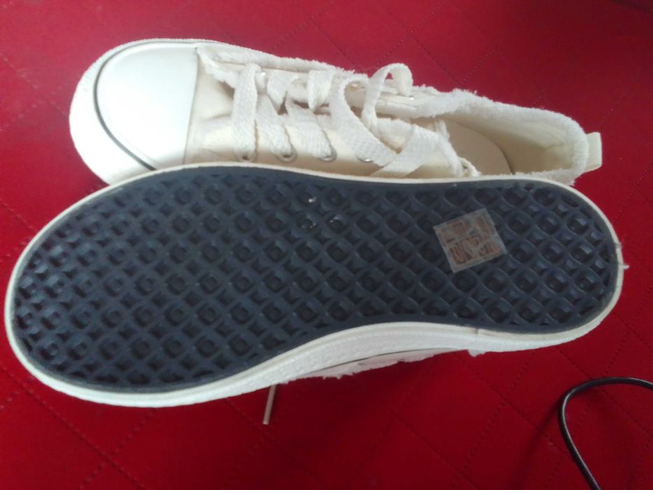 Sprzedam NOWE trampki roz. 39