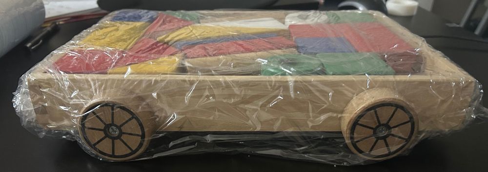 Carro de puxar com corda com formas de madeira.