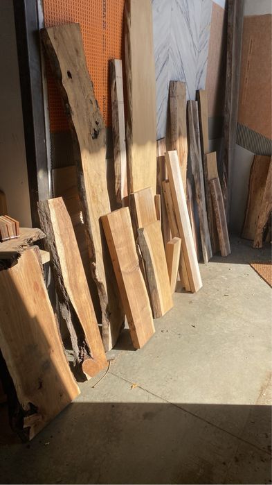 Pranchas, tábuas, peças de madeira rija