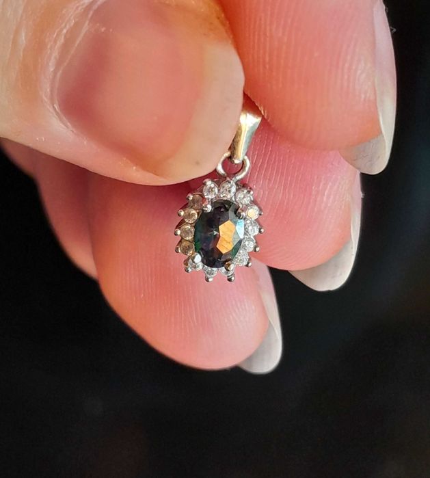 Srebrny komplet z Mystic Topaz. Kolczyki i zawieszka.