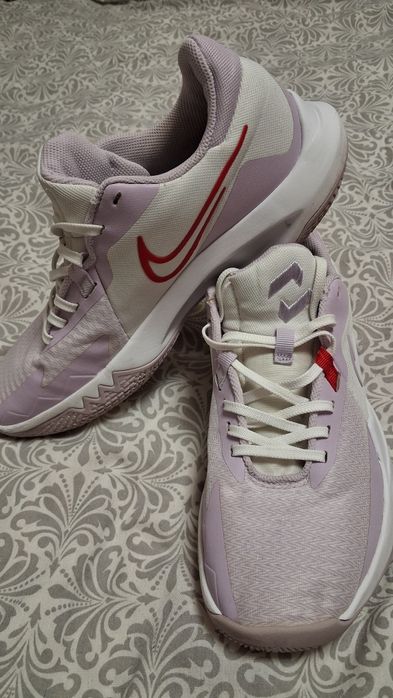 Продам жіночі кросовки